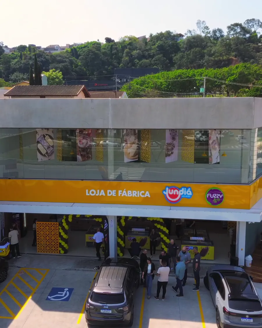 Vista aérea da Loja de Fábrica Jundiá com estacionamento e clientes na entrada