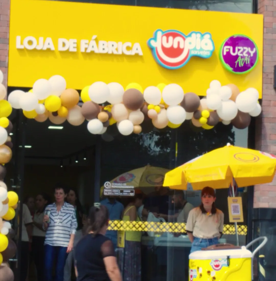 Fachada da Loja de Fábrica Jundiá em Itupeva com balões e carrinho de sorvete no dia da inauguração