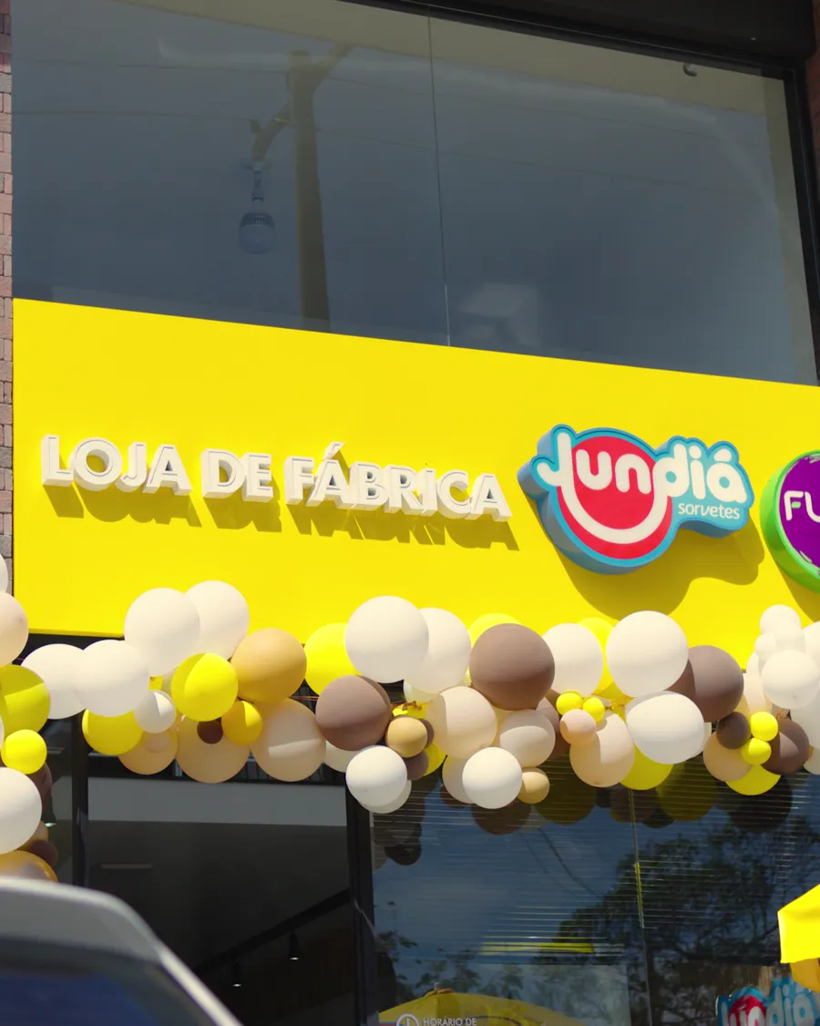 Fachada de Loja de Fábrica Jundiá decorada com balões no dia da inauguração