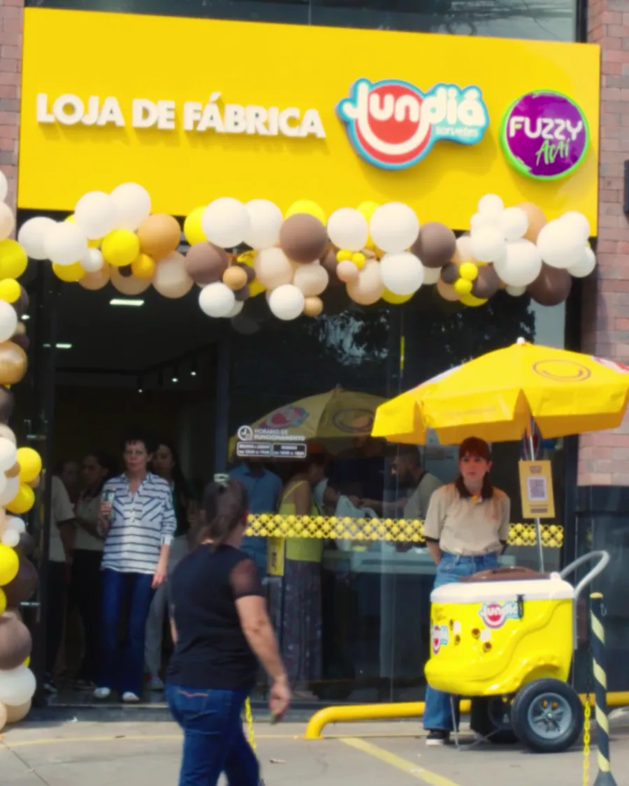 Fachada da Loja de Fábrica Jundiá em Itupeva, com balões e carrinho de sorvete na calçada