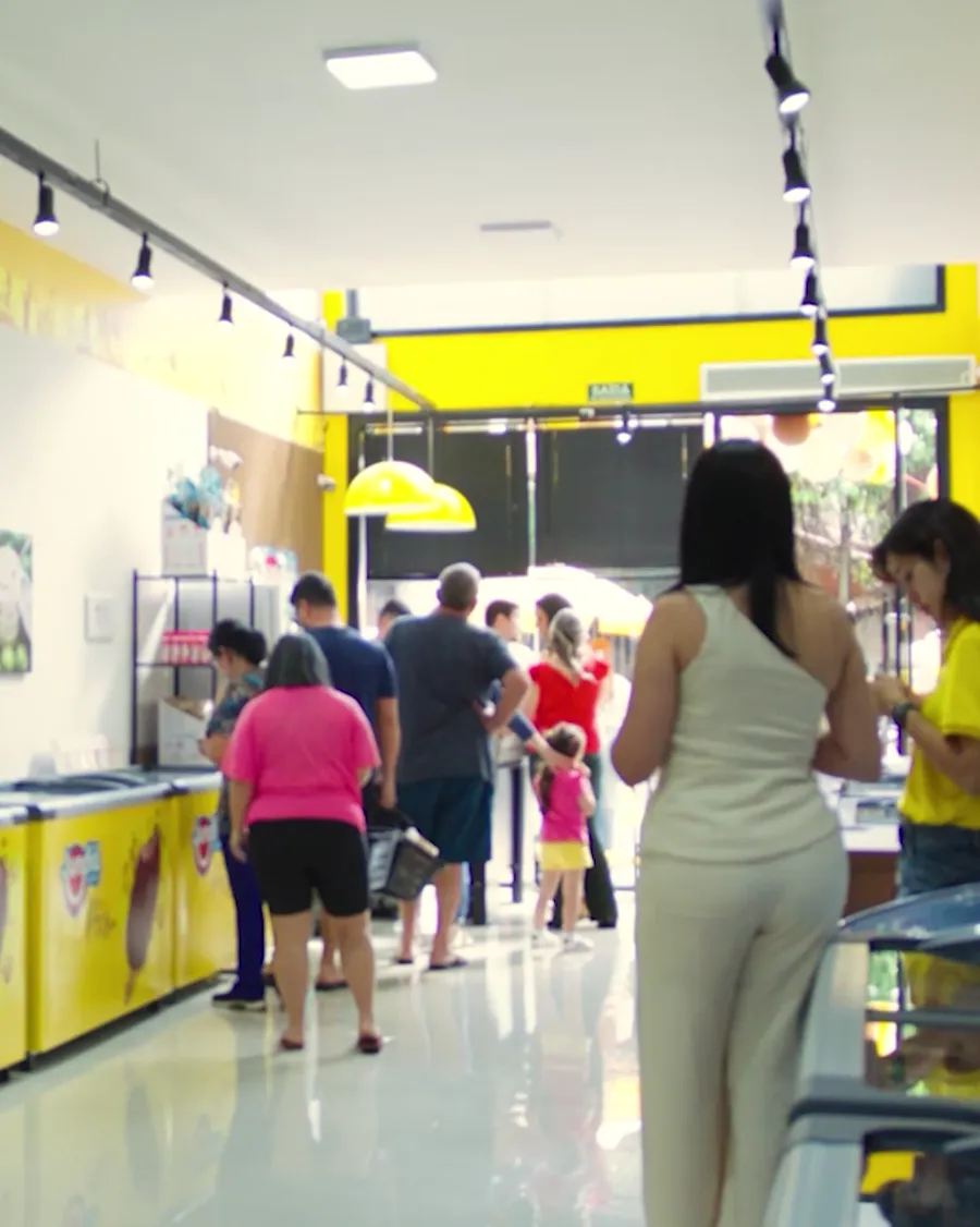 Salão da loja Jundiá cheio de clientes no dia da inauguração