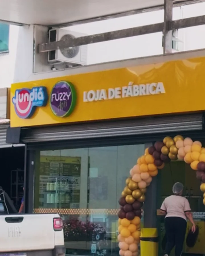 Fachada da Loja de Fábrica Jundiá com letreiro amarelo e arco de balões na entrada